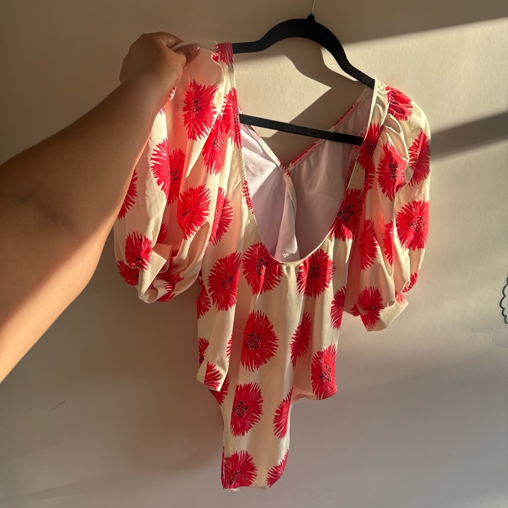 Women’s Cream Top with Red Floral Print - Puff Sleeve Bodysuit size M - Picture 6 of 8